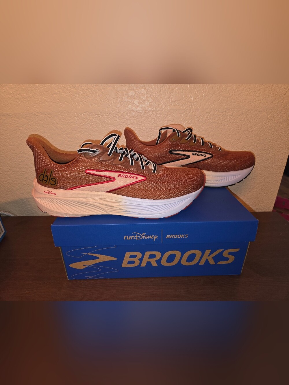 Brooks RUN DISNEY Ghost 17 Chip 'n' Dale Running Shoes. Mens 9, Wide - Picture 5 of 8